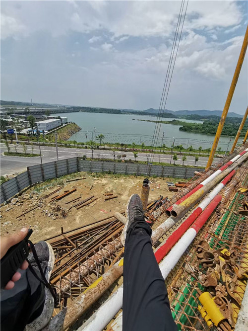 岱岳区作业中发生设备损坏或人员意外，责任怎么划分？